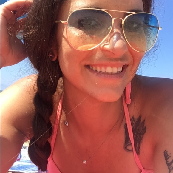 Meet your Posher, Nicole - Picture 6 of 6